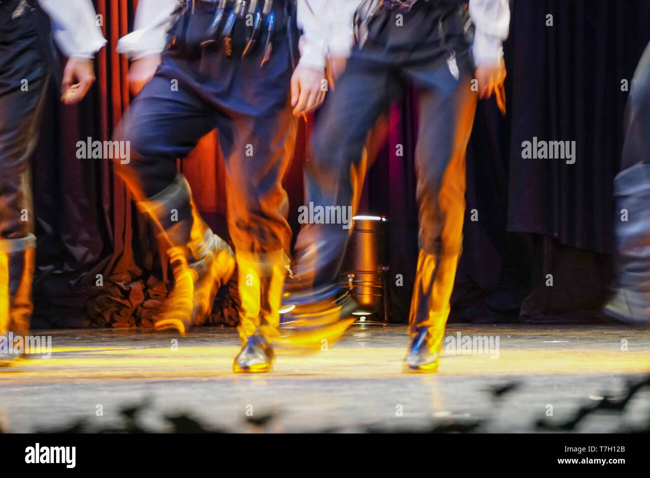 Blacksea türkischen Tänzer Tanzperformance mit ethnischen Kleider Stockfoto