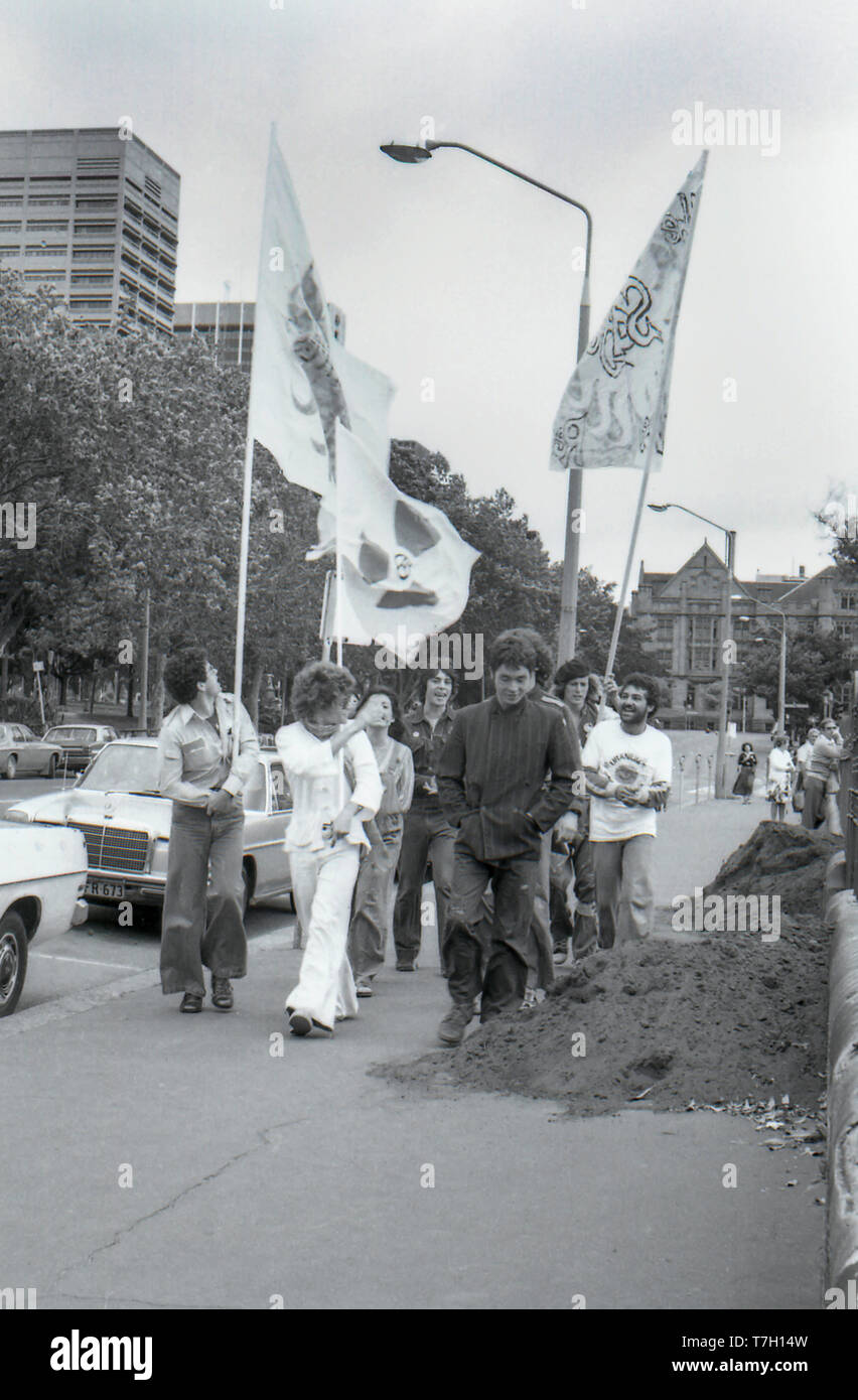 1977 Sydney, Australien: Junge Menschen tragen große Fahnen entlang College Street in Sydney nach einer Demonstration gegen den Uranabbau in Australien. Stockfoto