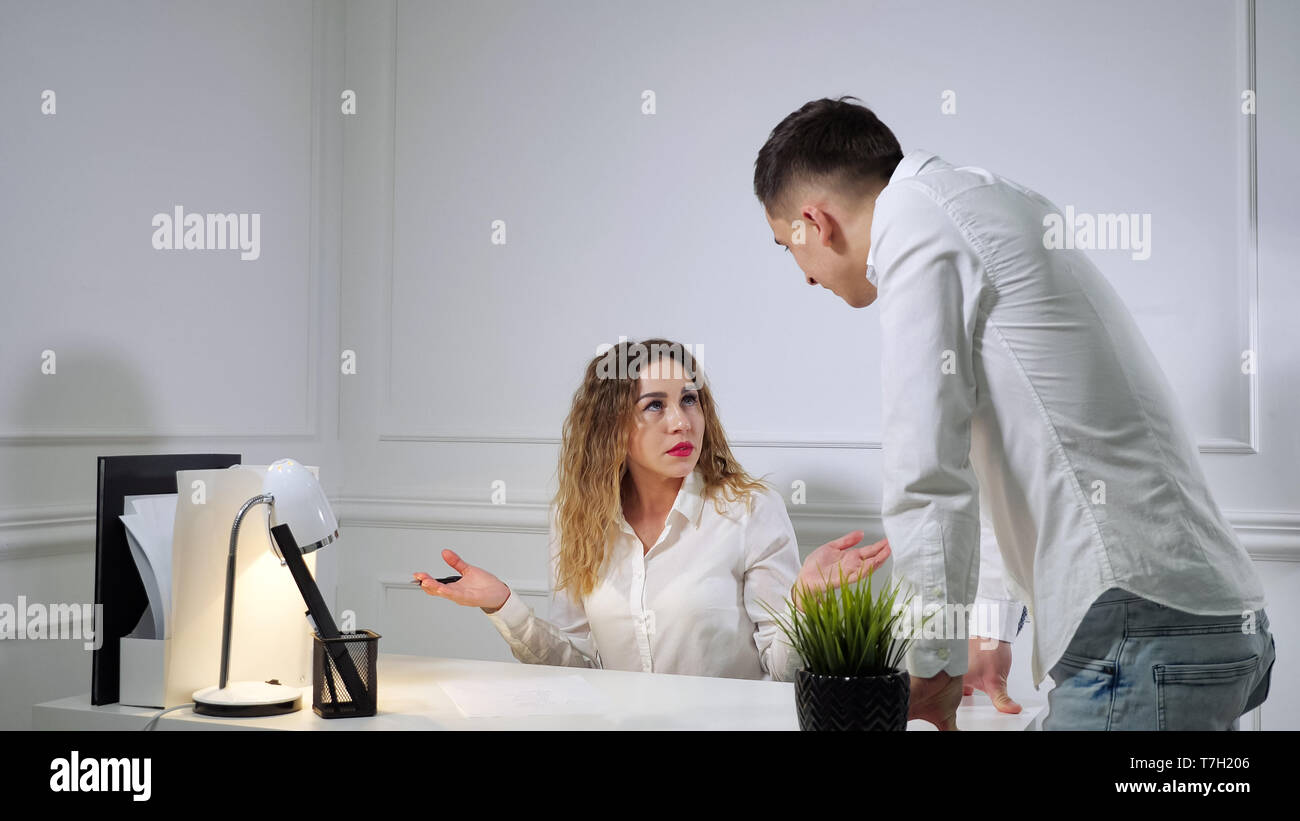 Arbeitsplatz Verlassen Wegen Streit Mit Kollegen Kollegen Mann und Frau in Uniform dress code sind Streit mit jedem