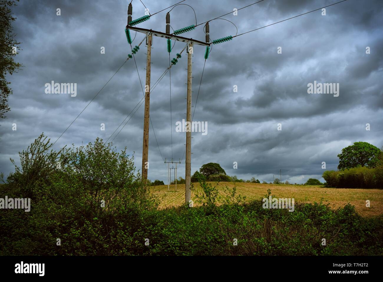 Reihe von Pylonen gegen brütende Himmel Stockfoto