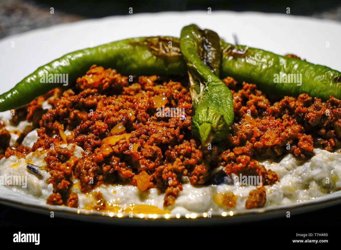 Alinazik Kebab traditionelle türkische Mahlzeit mit vermaschten Auberginen und Hackfleisch Stockfoto