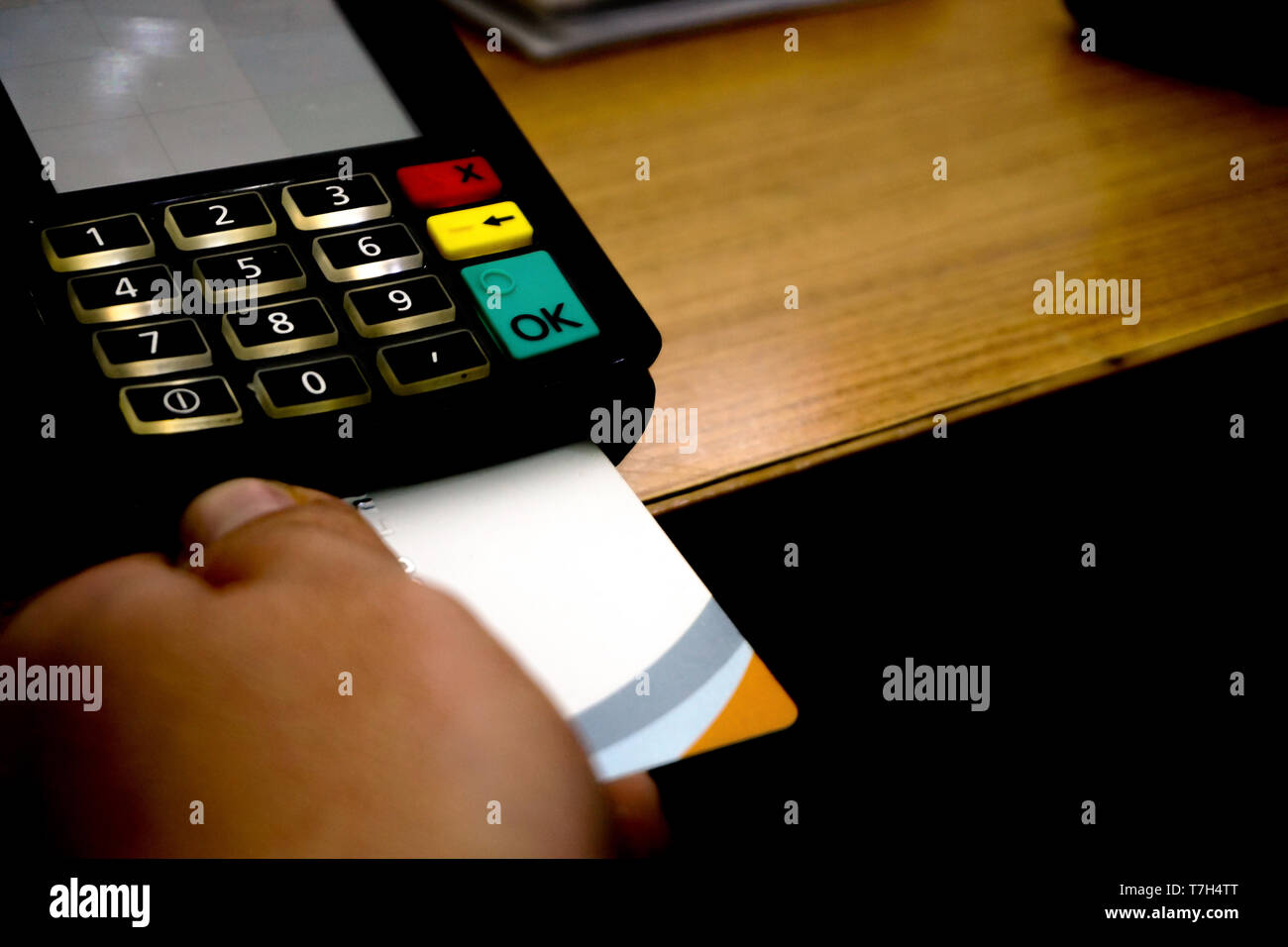 Die Zahlung mit Kreditkarte auf der Pos Stockfoto