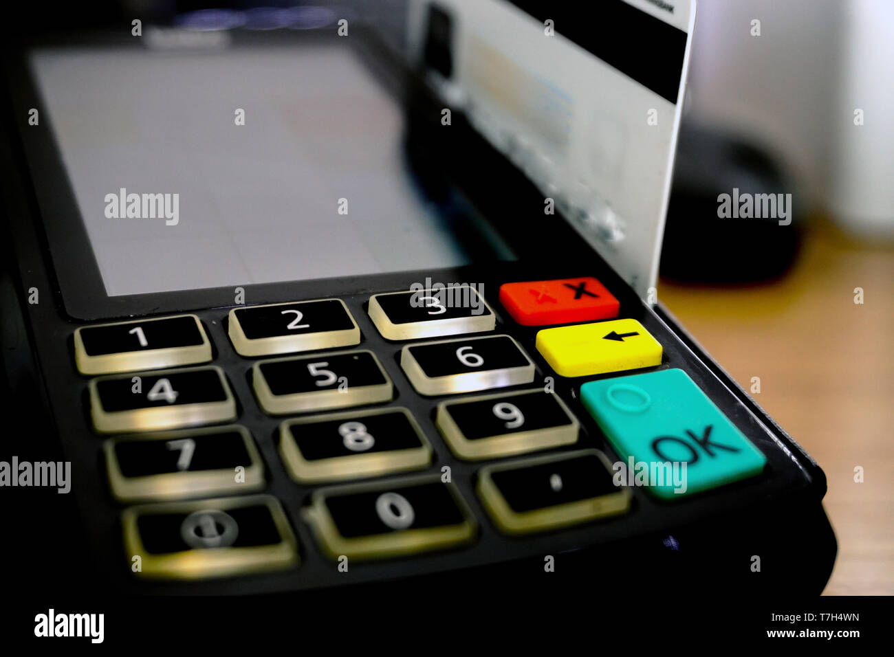Die Zahlung mit Kreditkarte auf der Pos Stockfoto