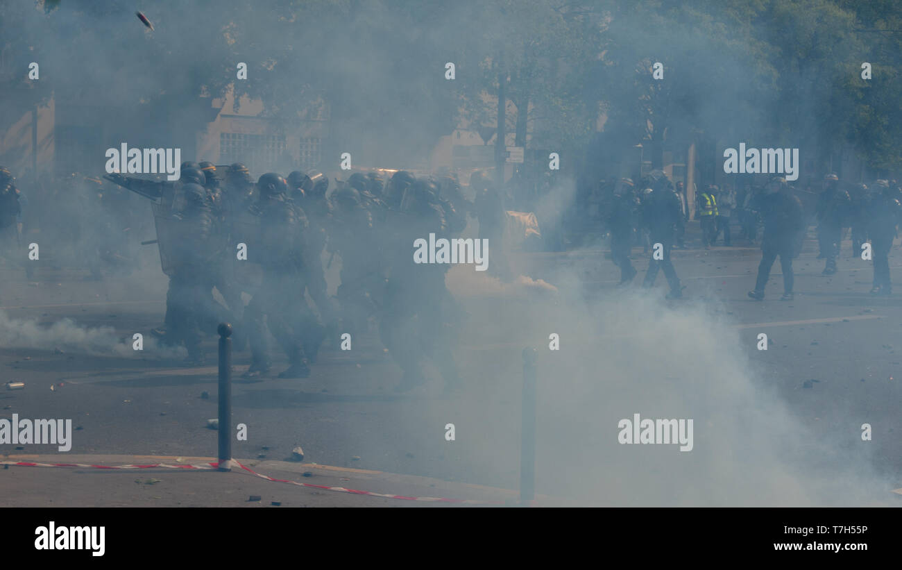 Policiers qui Avance dans les Nuages de gaz lacrymogène, Paris 1er Mai 2019 Stockfoto