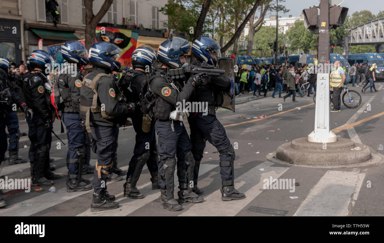 Policiers près à Tyrer au LBD, Paris 1er Mai 2019 Stockfoto