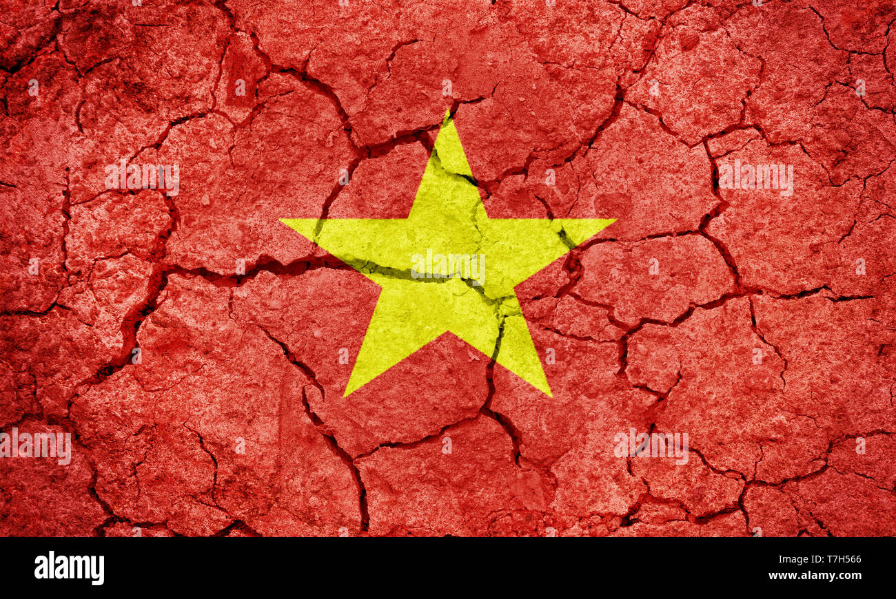 Sozialistischen Republik Vietnam Flagge auf trockener Erde Boden Textur Hintergrund Stockfoto