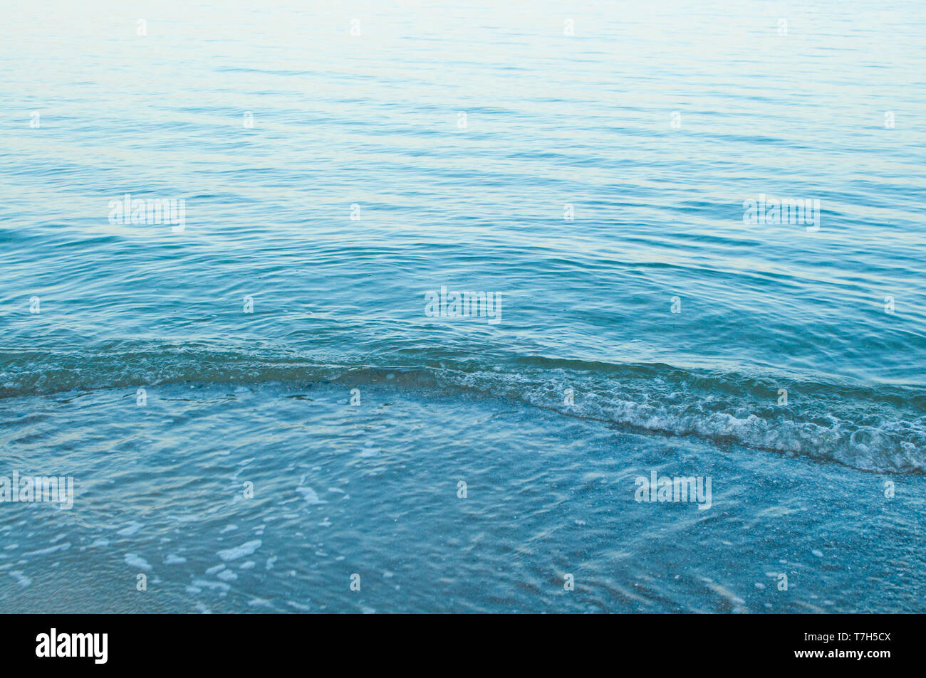 Beautifu blue sea water Hintergrund. Ruhiges Meer Oberfläche. Stockfoto
