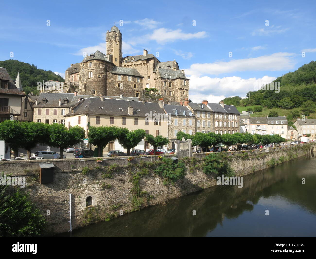 Stadt von Estaing entlang der GR65, Via Podiensis, auch bekannt als Le Puy Route im Süden von Frankreich. Der französische Teil des Camino de Santiago. Stockfoto