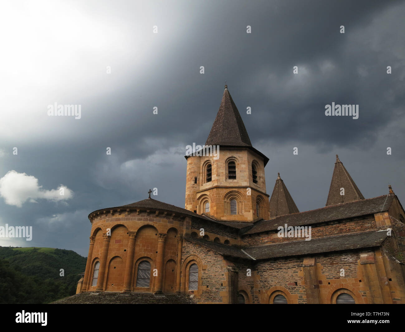 Conques, historischen Stadt entlang der Via Podiensis, auch bekannt als Le Puy Route im Süden von Frankreich. Neben Abbey-Church der Saint-Foy.. Stockfoto