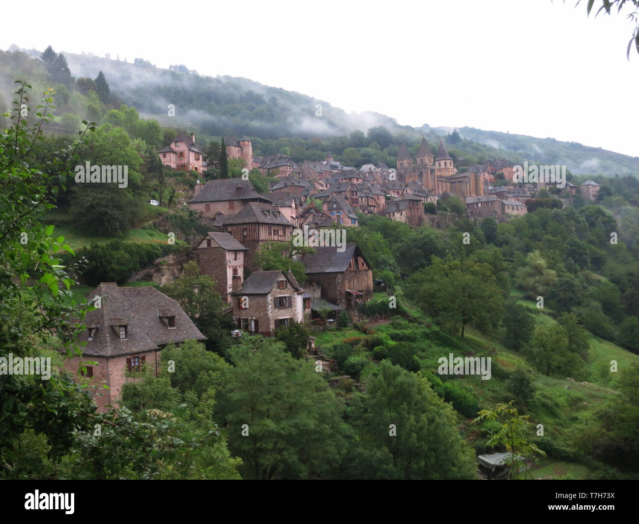 Conques, historischen Stadt entlang der Via Podiensis, auch bekannt als Le Puy Route im Süden von Frankreich. Stockfoto