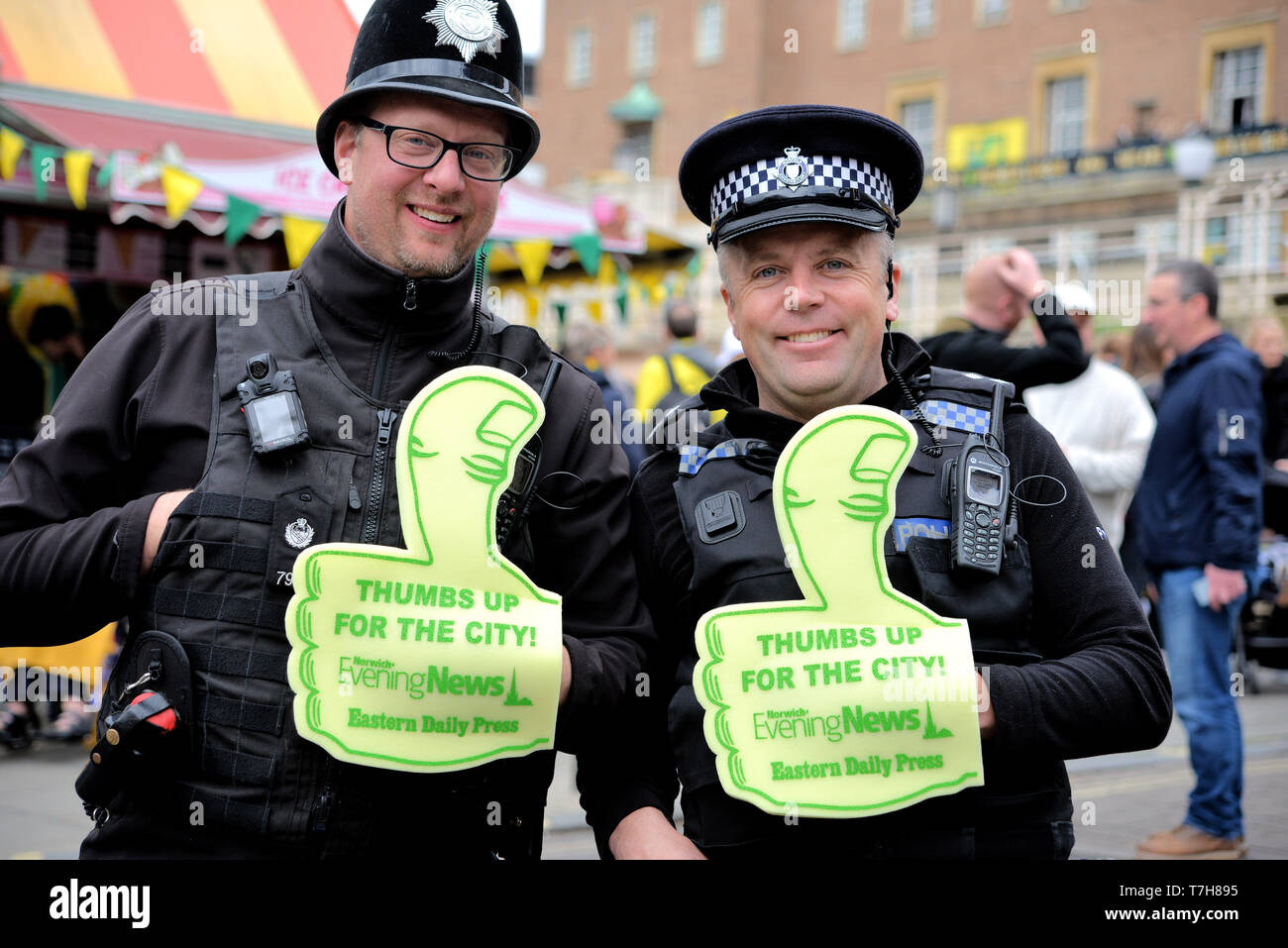 Norwich, Norfolk, UK, 6. Mai 2019. Polizei melden Sie in der Partei als Norwich City den Aufstieg in die Englische Premier League feiern. Stockfoto