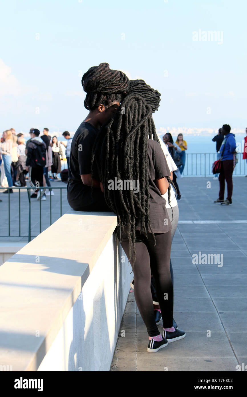 Gruppe von Mädchen Junge schwarze Frauen mit afrikanischen Frisuren Haarverlängerung zusammen in der Alfama von Lissabon Portugal Europa EU-KATHY DEWITT Stockfoto