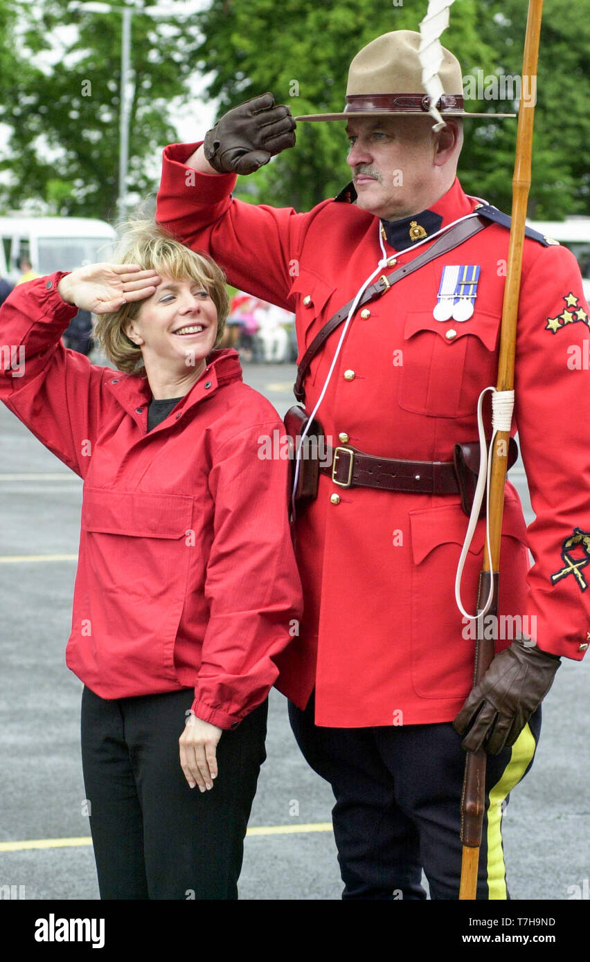 Sport-TV-Moderator Hazel Irvine, präsentiert einen Blick hinter die Kulissen am Edinburgh Military Tattoo für BBC Schottland ist dargestellt mit Royal Canadian Mounted Police Personal Seargant Jaques Ouellette während der Proben in Redford Barracks, Edinburgh heute Morgen 2/8/2000. Die Tätowierung ist in Edinburgh Castle ab August 4th-6th. Stockfoto