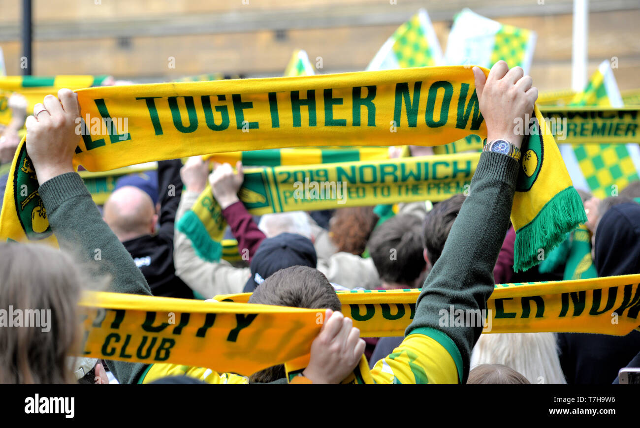 Unterstützer vor dem Rathaus von Norwich, mit Tüchern zur Feier der Beförderung von Norwich City zur Premier League 2019 Stockfoto