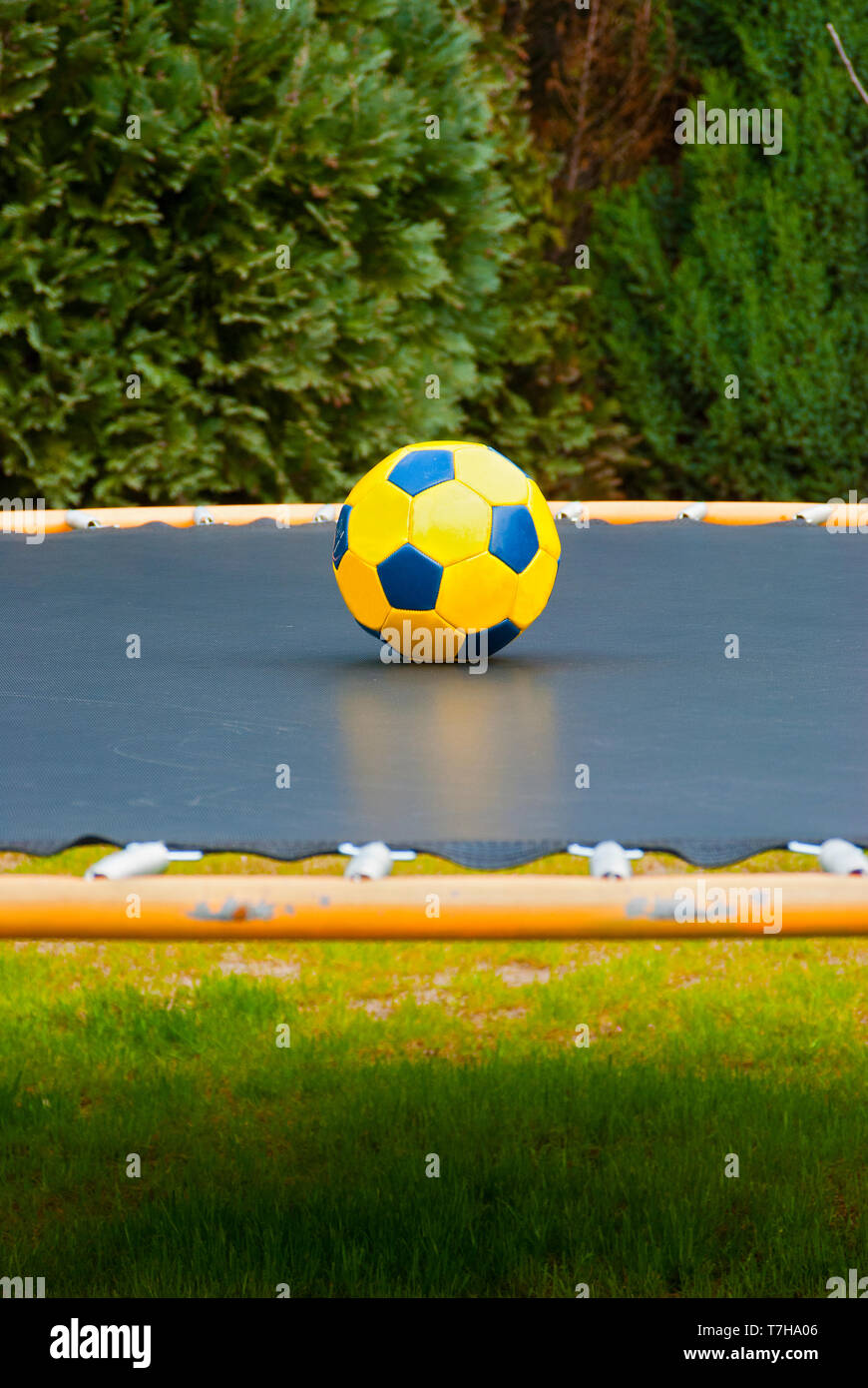 Kugel auf der Oberfläche von Trampolin, sichtbaren Fragmente einer Stahl Trampolin Rad Stockfoto