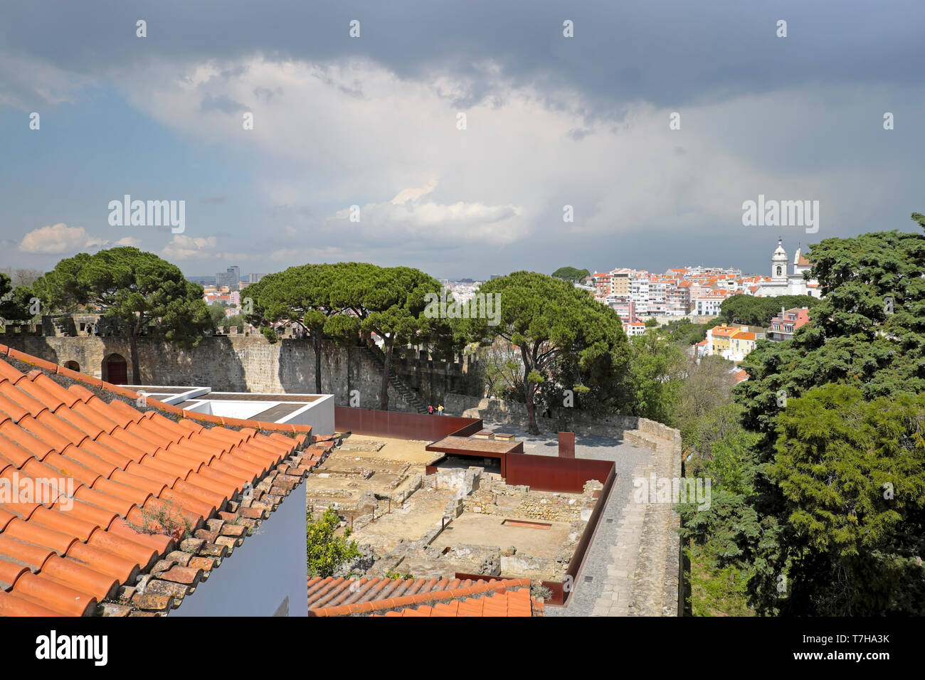 Blick auf archäologische Stätte und Alfama aus dem Glockenturm der Torre de Igreja do Castelo de Sao Jorge in Lissabon, Portugal, EU-KATHY DEWITT Stockfoto