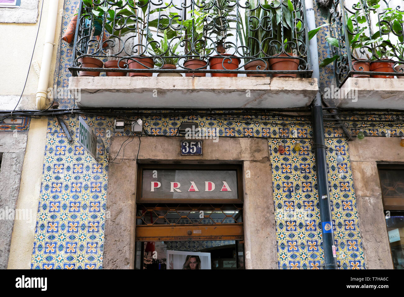 Prada Zeichen über eine Boutique mit traditionellen Fliesen auf der Rua da  Boavista Straße in Lissabon Portugal Europa EU-KATHY DEWITT Stockfotografie  - Alamy