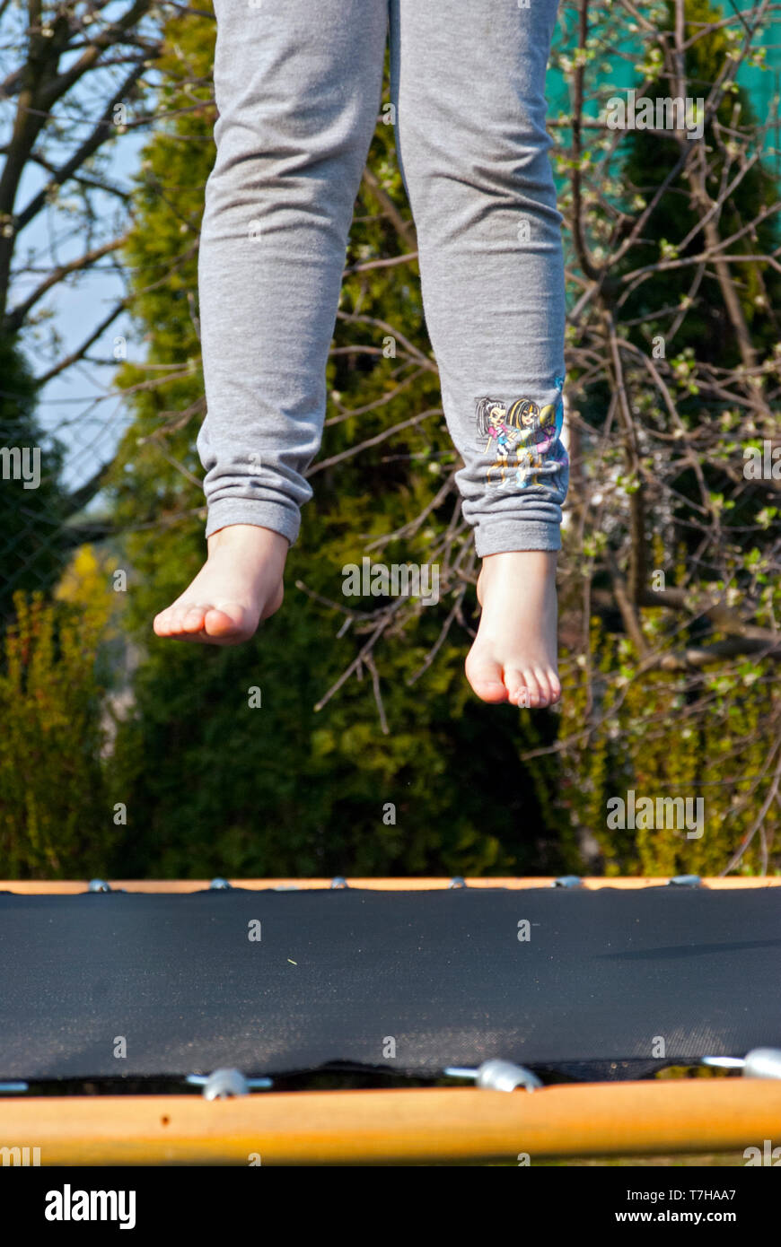 Hoch über dem Trampolin, springen auf dem Trampolin im Garten Stockfoto
