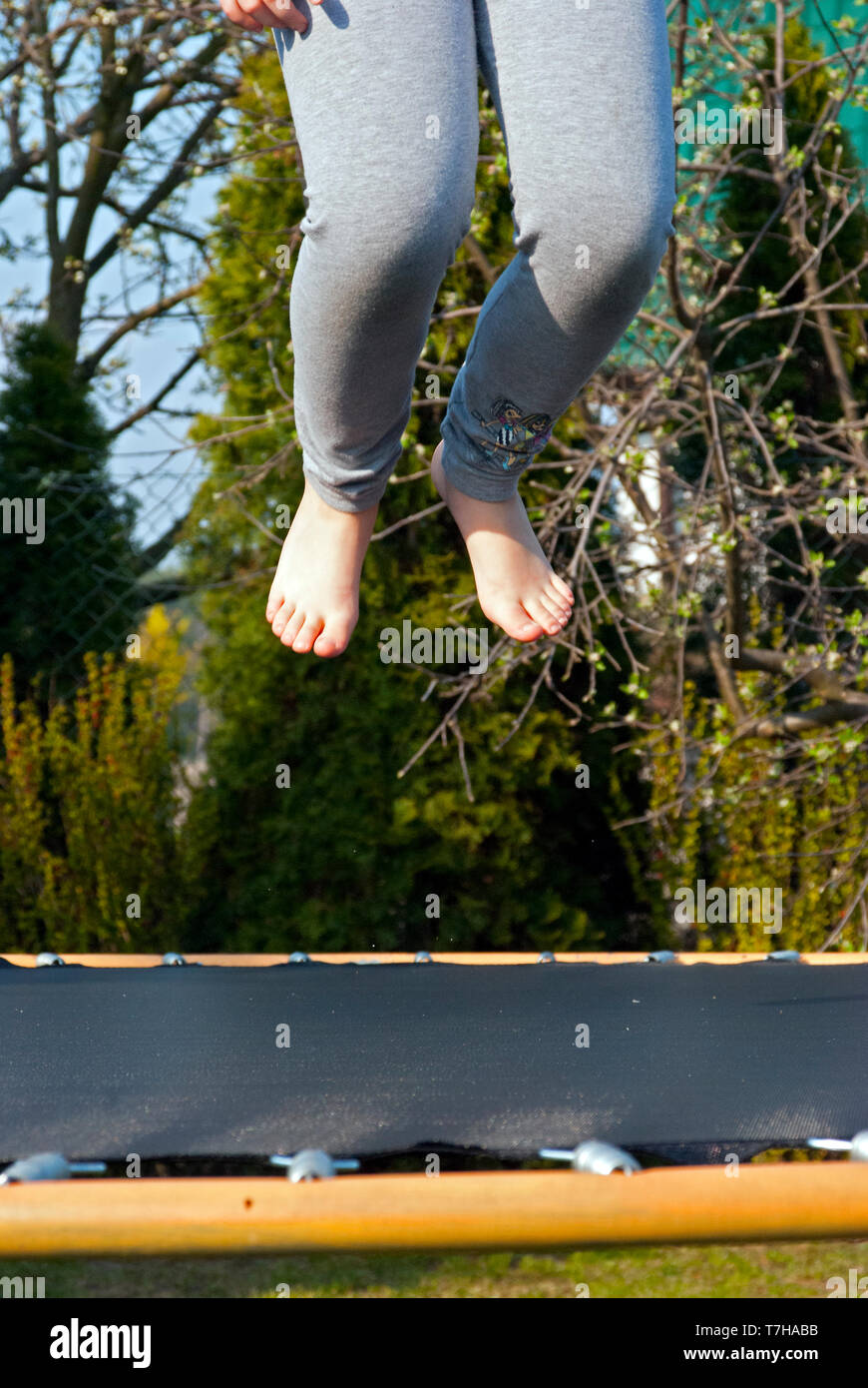 Sprung über das Trampolin, springen auf dem Trampolin im Garten Stockfoto