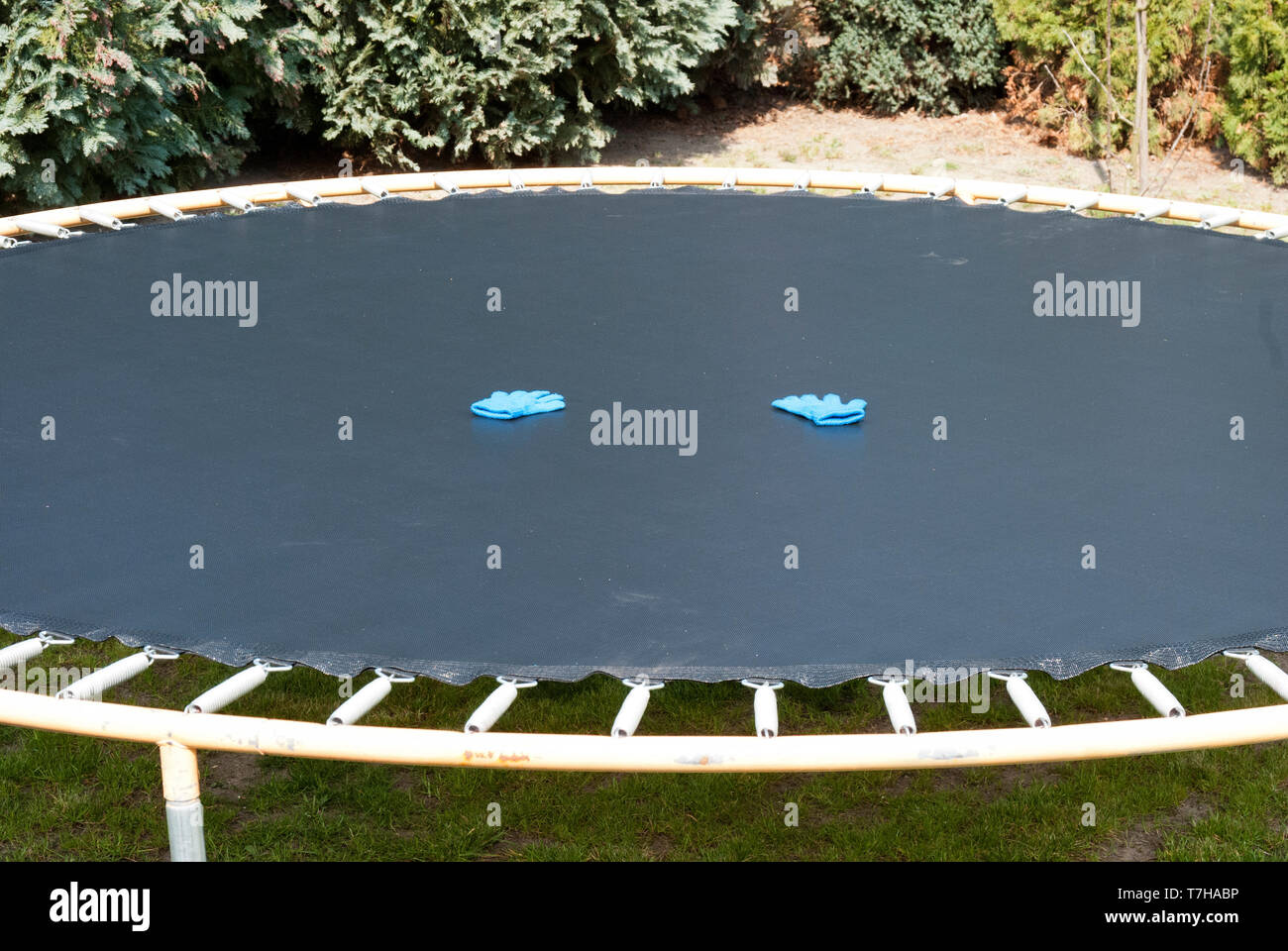 Handschuhe auf dem Trampolin Stockfoto