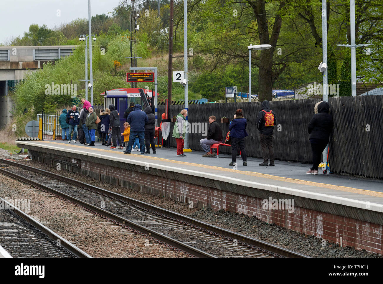Passagiere warten auf Nahverkehrszüge an Micklefield, West Yorkshire, Nordengland, Großbritannien Stockfoto