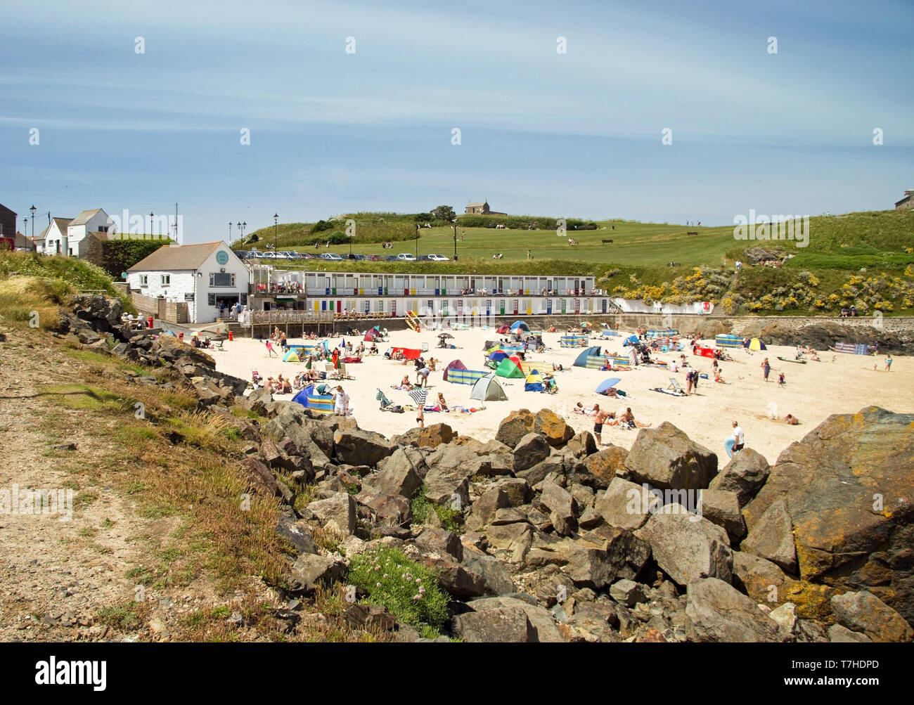 Sonnenanbeter auf Porthgwidden Strand, St Ives, North Cornwall. Stockfoto