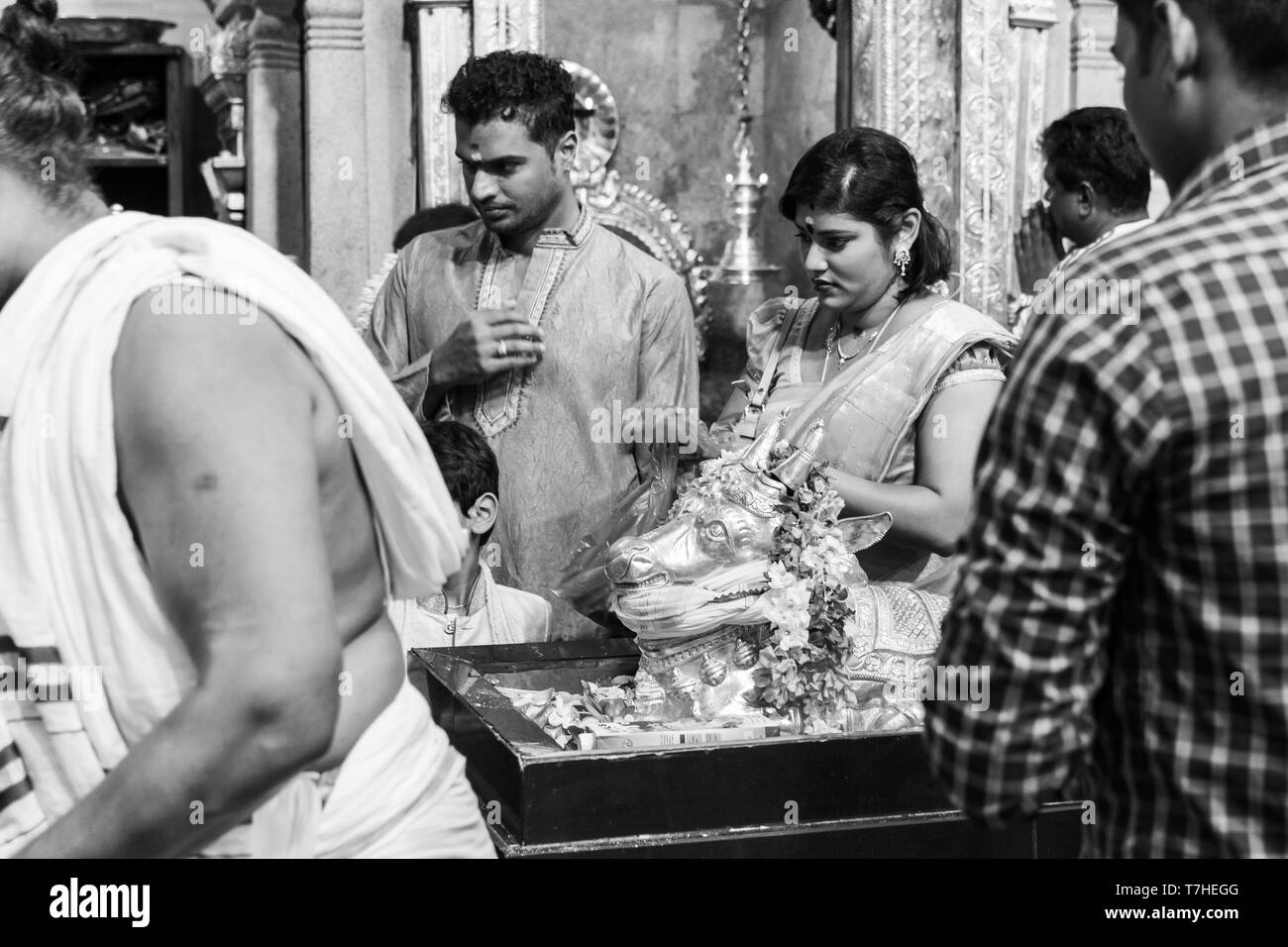 Singapur, März 12th, 2019, Anhänger in Sri Veeramakaliamman Tempel bei Nacht in Singapur. Der Tempel ist veeramakaliamman oder der Gott gewidmet Stockfoto