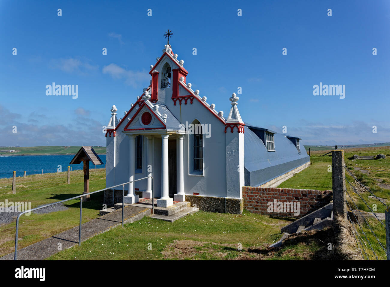 Die italienischen Kapelle ist ein umgebautes Nissen Hütte auf der kleinen Insel Lamm Holm in Orkney an der Nordküste von Schottland. Der Kriegsgefangenen gebaut. Stockfoto