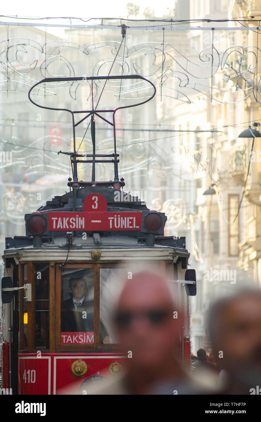 Historische Straßenbahn entlang der Istiklal Straße in der Nähe von Taksim im Zentrum von Istanbul. Die Türkei. Stockfoto