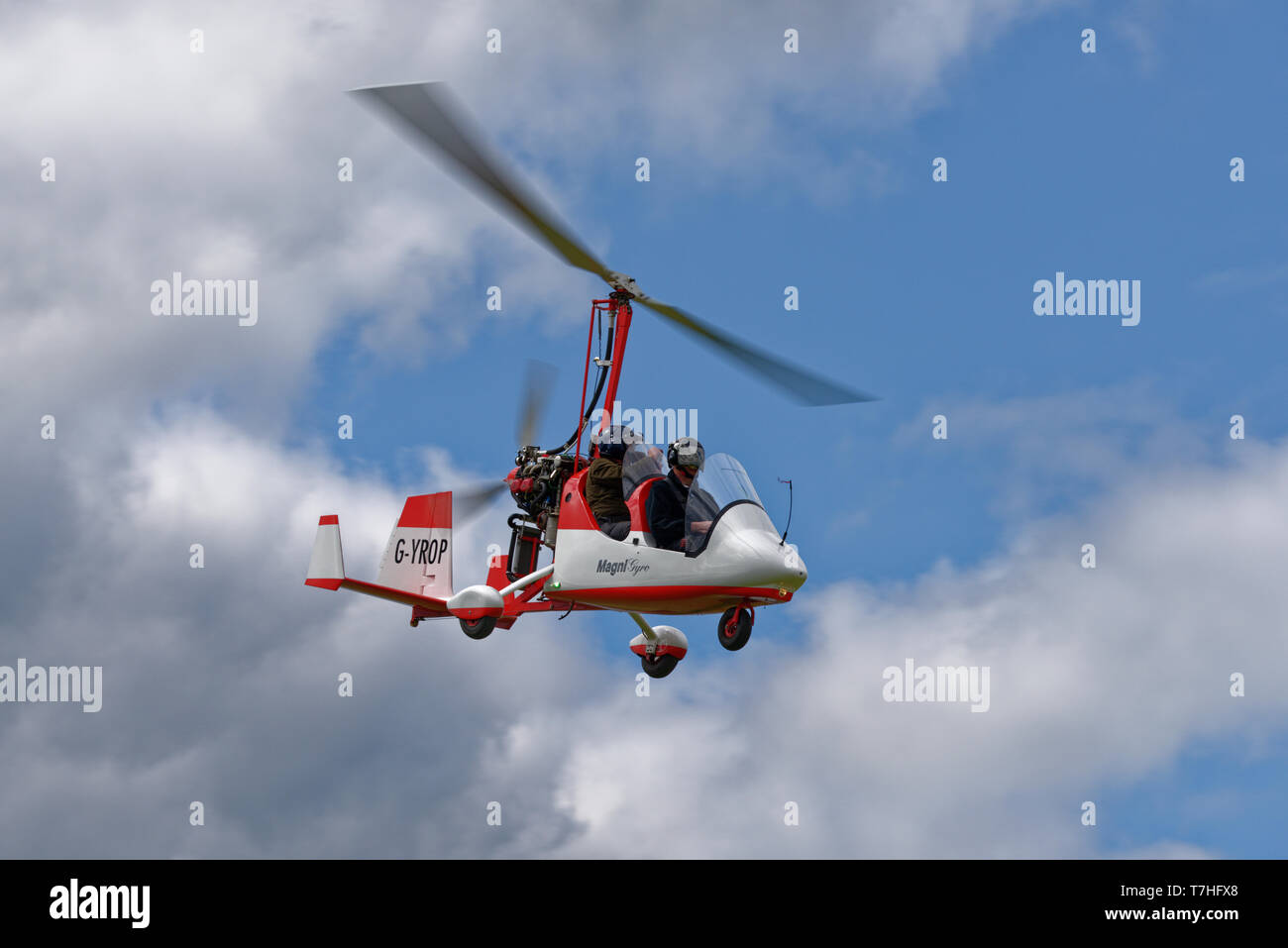 Smart suchen Twin seat Tragschrauber G-YROP, einen Magni M16 C am Popham Microlight Fly-In Stockfoto