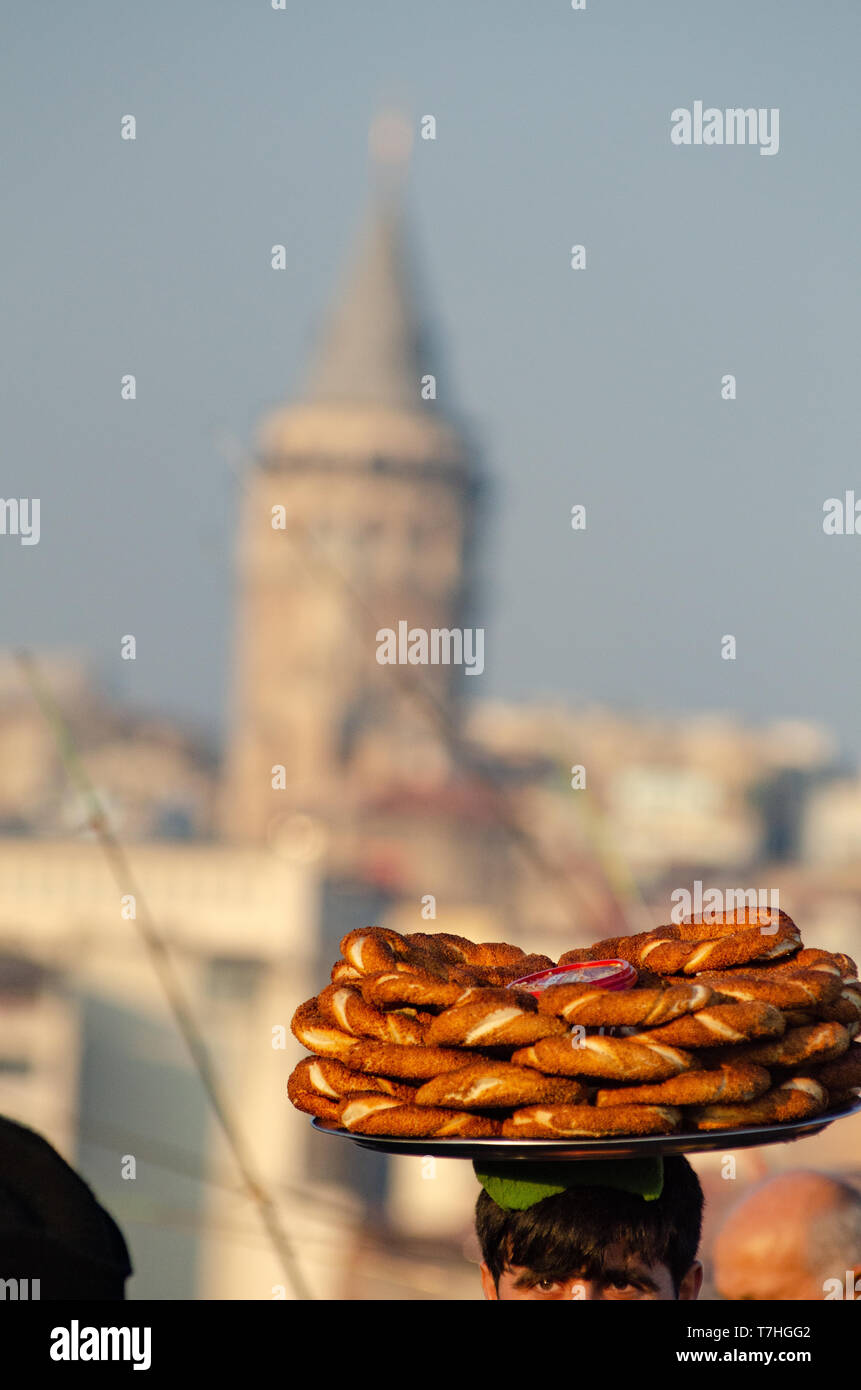 Beliebte türkische Street Food, Simit, in der Nähe der Galata Turm, Istanbul, Türkei Stockfoto