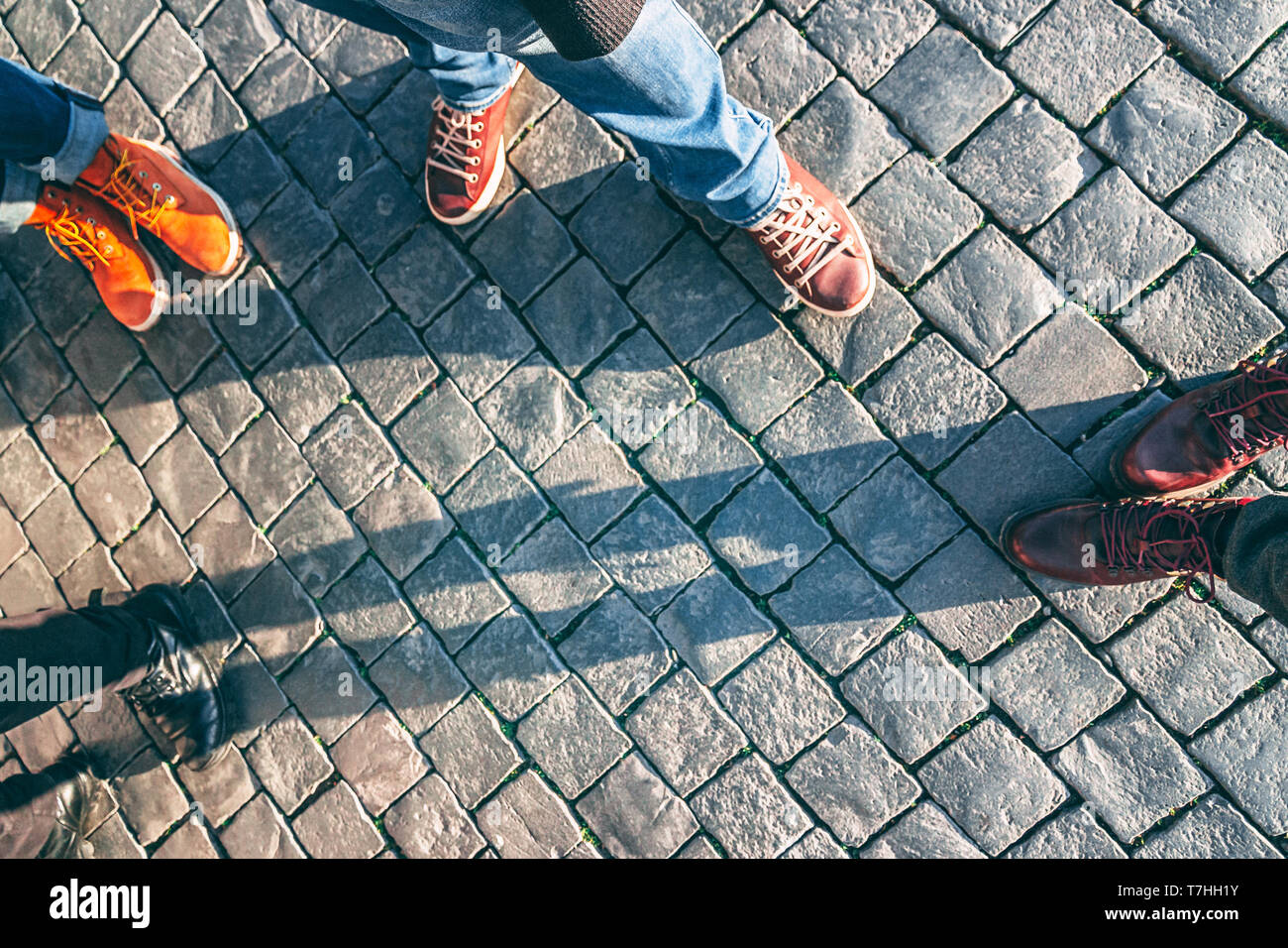 4 Paar schicke Schuhe auf dem Bürgersteig Hintergrund. Platz kopieren Stockfoto