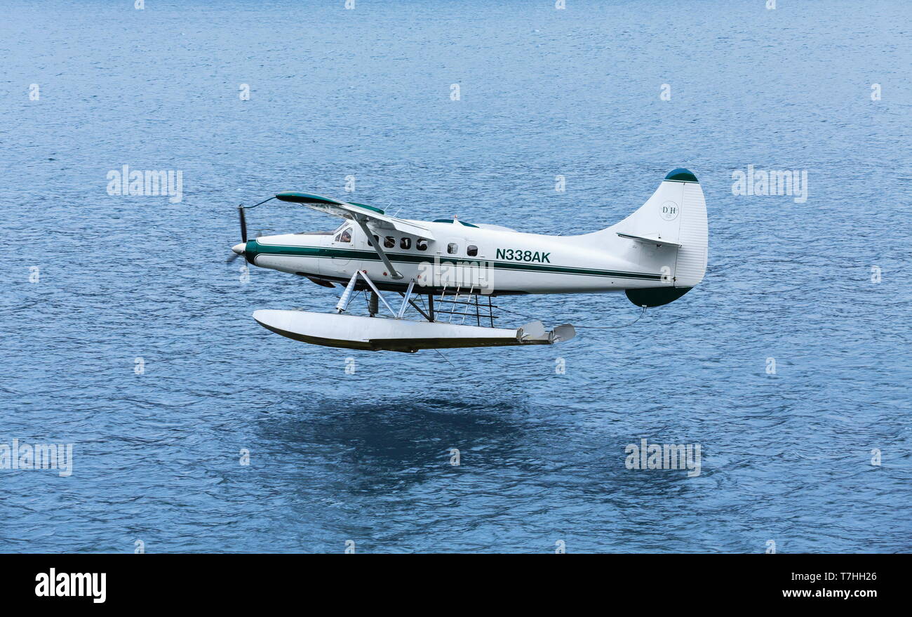 Mit dem Wasserflugzeug, die über blaue Wasser Stockfoto