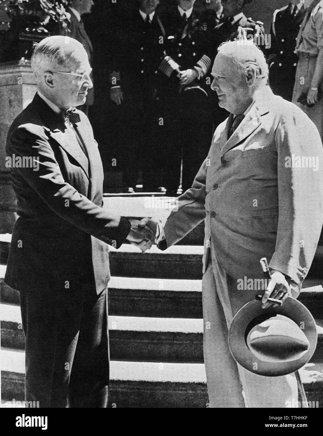 Winston Churchill schüttelt sich die Hände mit dem neuen Präsidenten der Vereinigten Staaten, Harry S. Truman, auf der Potsdamer Konferenz. Stockfoto