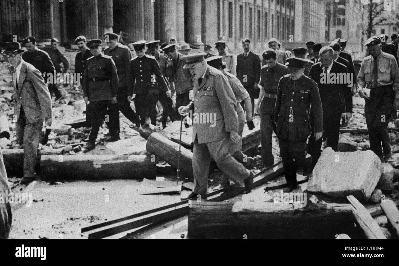 Winston Churchill den Besuch der Ruinen der Reichskanzlei in Berlin, 16. Juli 1945. Stockfoto