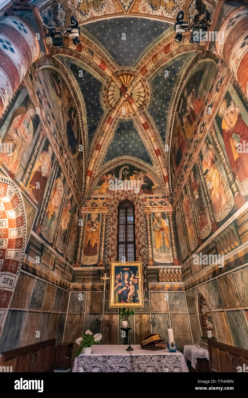 Italien Turin Piedmnt Kirche von San Domenico - Aussicht von der Cappella delle Grazie, mit dem 16. Jahrhundert Symbol mit der Darstellung der Jungfrau mit Kind und Heiligen Johannes der Täufer und Gabriel Stockfoto