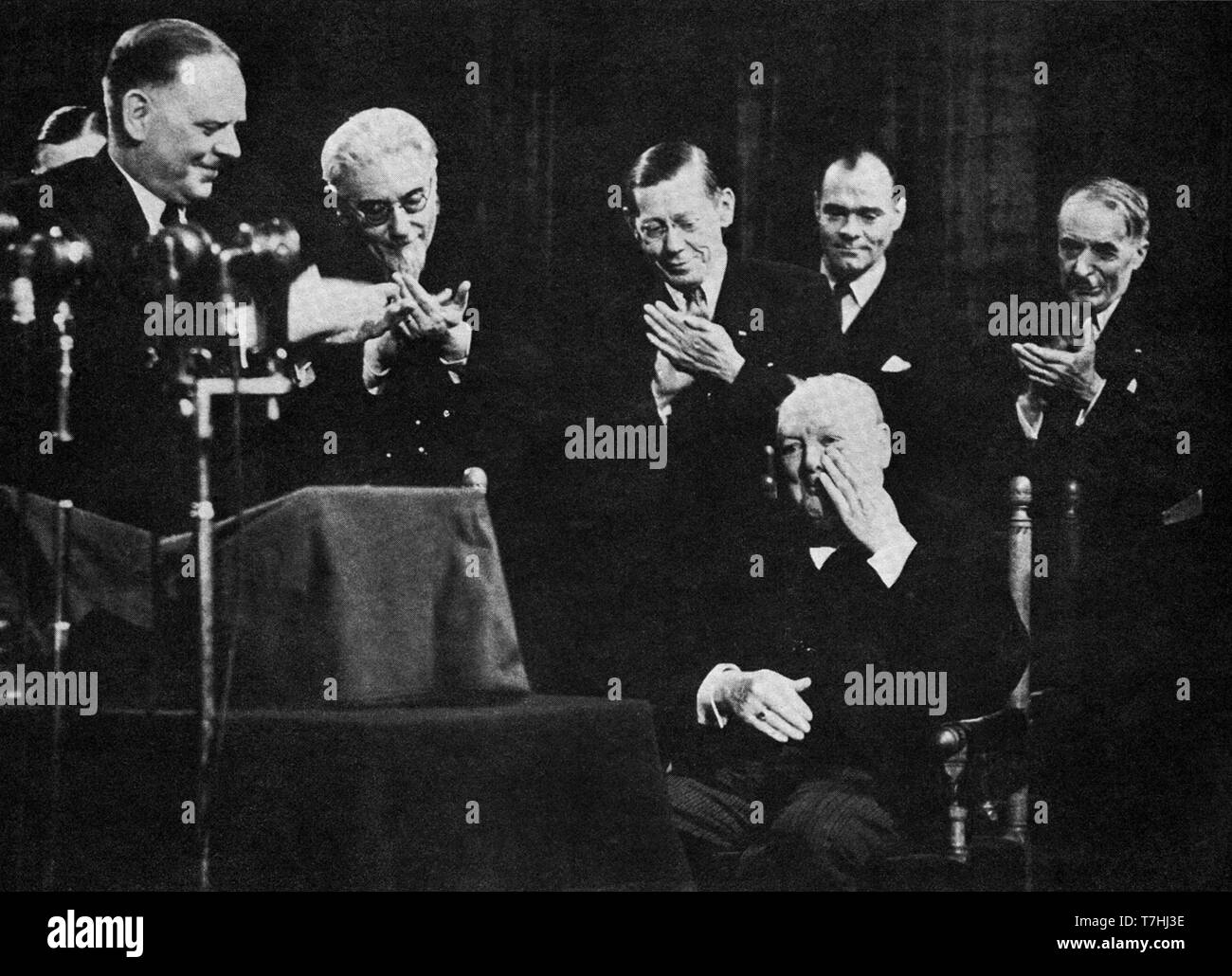 Churchill mit (L-R) Dr Kerstens (Holland), Paul Ramadier (Frankreich), Dr Retinger (Generalsekretär) und Denis de Rougemont, Kongress in Europa. Den Haag. Stockfoto