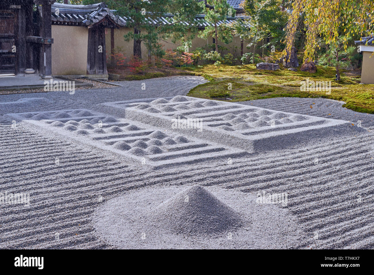 Schöner Stein und grün Natur Zen Stil an Kōdaiji Tempel. Eine ruhige Umgebung mit einem buddhistischen Tempel mit saisonalen Licht Festivals in Kyoto, Japan. Stockfoto