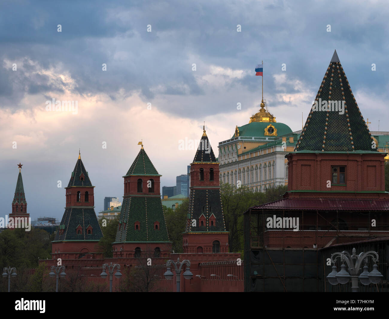 Blick auf den Kreml Moskau Russland Türmen auf gegen bewölkter Himmel am Abend. Stockfoto
