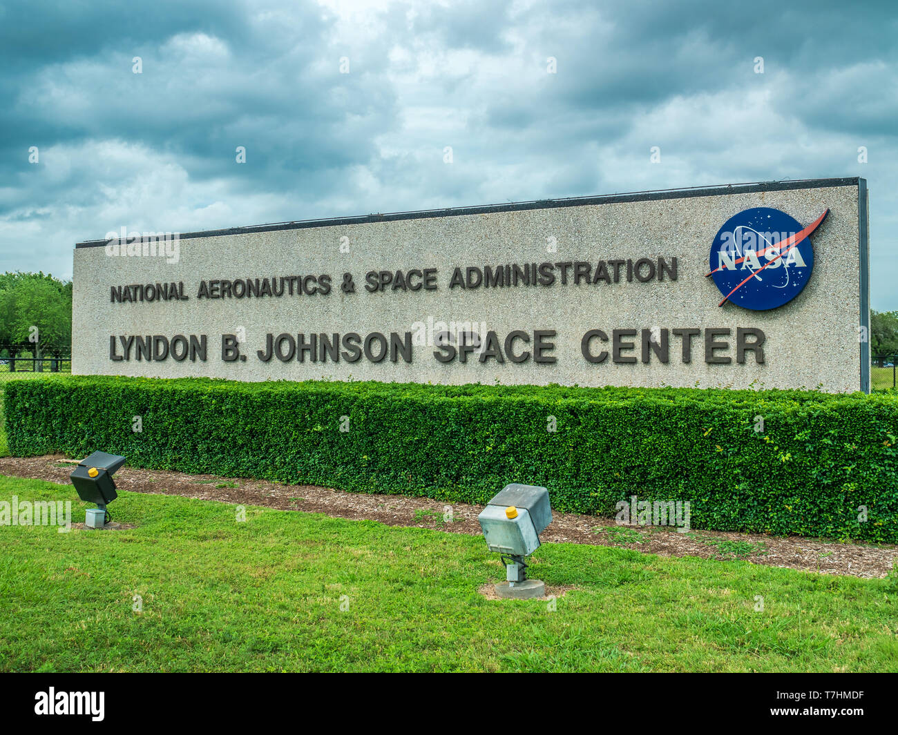 Dunkle Wolken über dem Zeichen des NASA Johnson Space Center Stockfoto