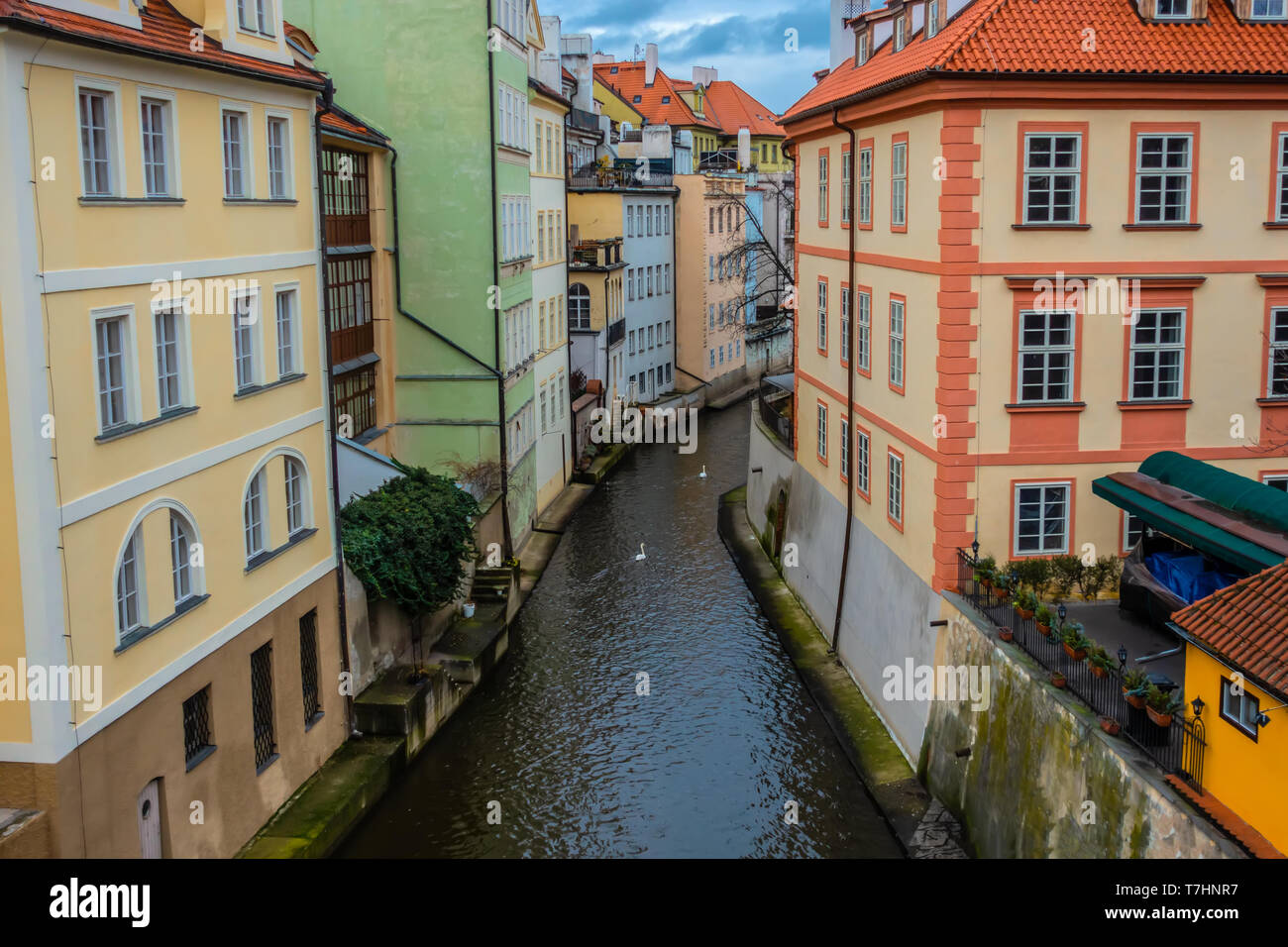 Wasser Kanal mit Fluss der Certovka Kanal (der Teufel), auch wenig Prager Venedig, im Stadtteil Kleinseite (Mala Strana), Prag, Tschechische Repub Stockfoto