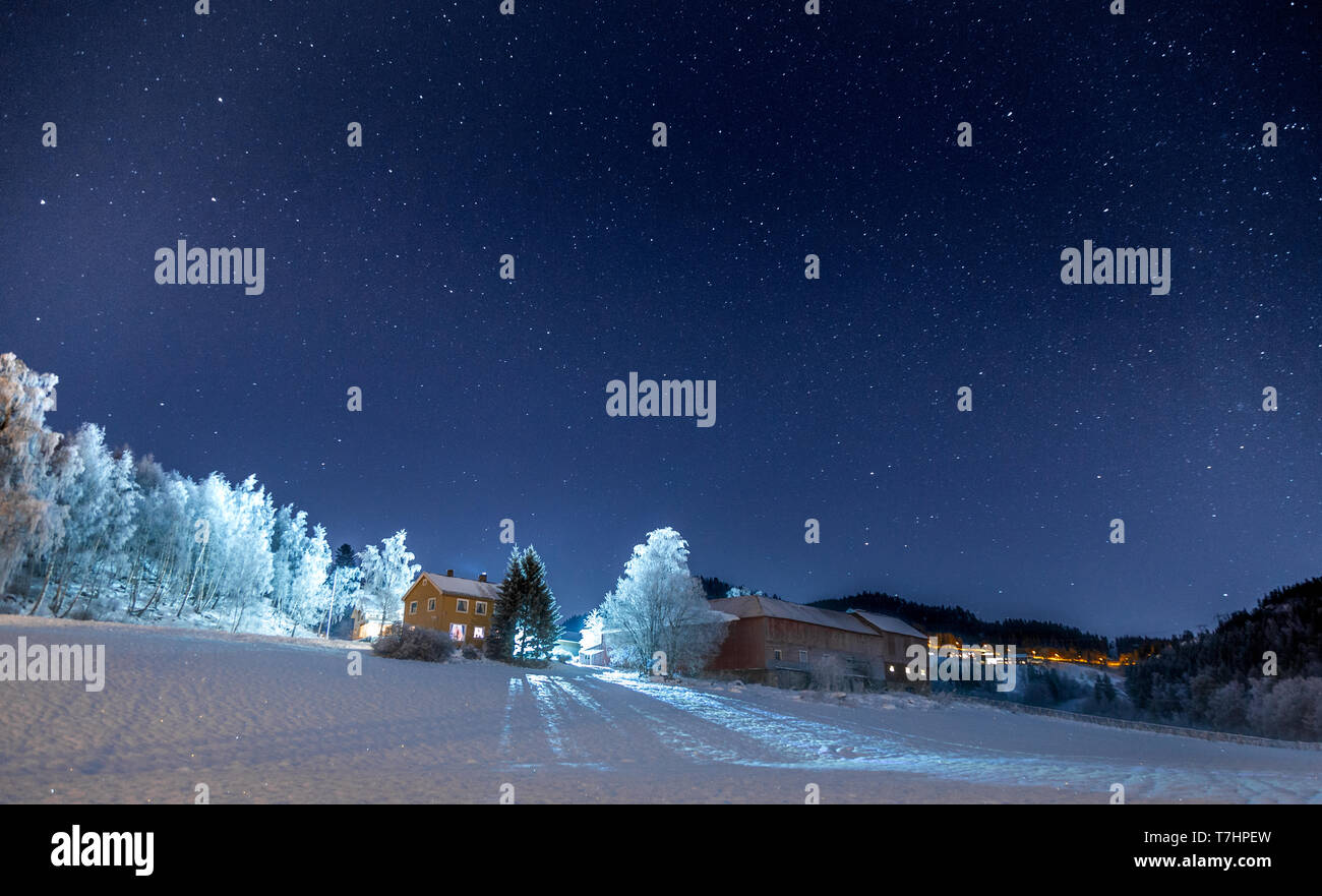 Schöner Sternenhimmel, Einfamilienhaus und lgihts im Schnee bedeckten ländlichen Gegend in der Nähe von Jonsvatnet, Norwegen. Stockfoto