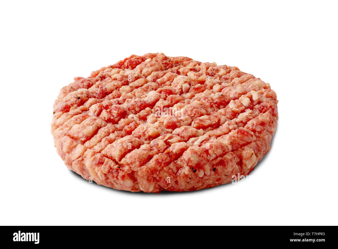 Rohes Rindfleisch Patty für Burger auf weißem Hintergrund Stockfoto
