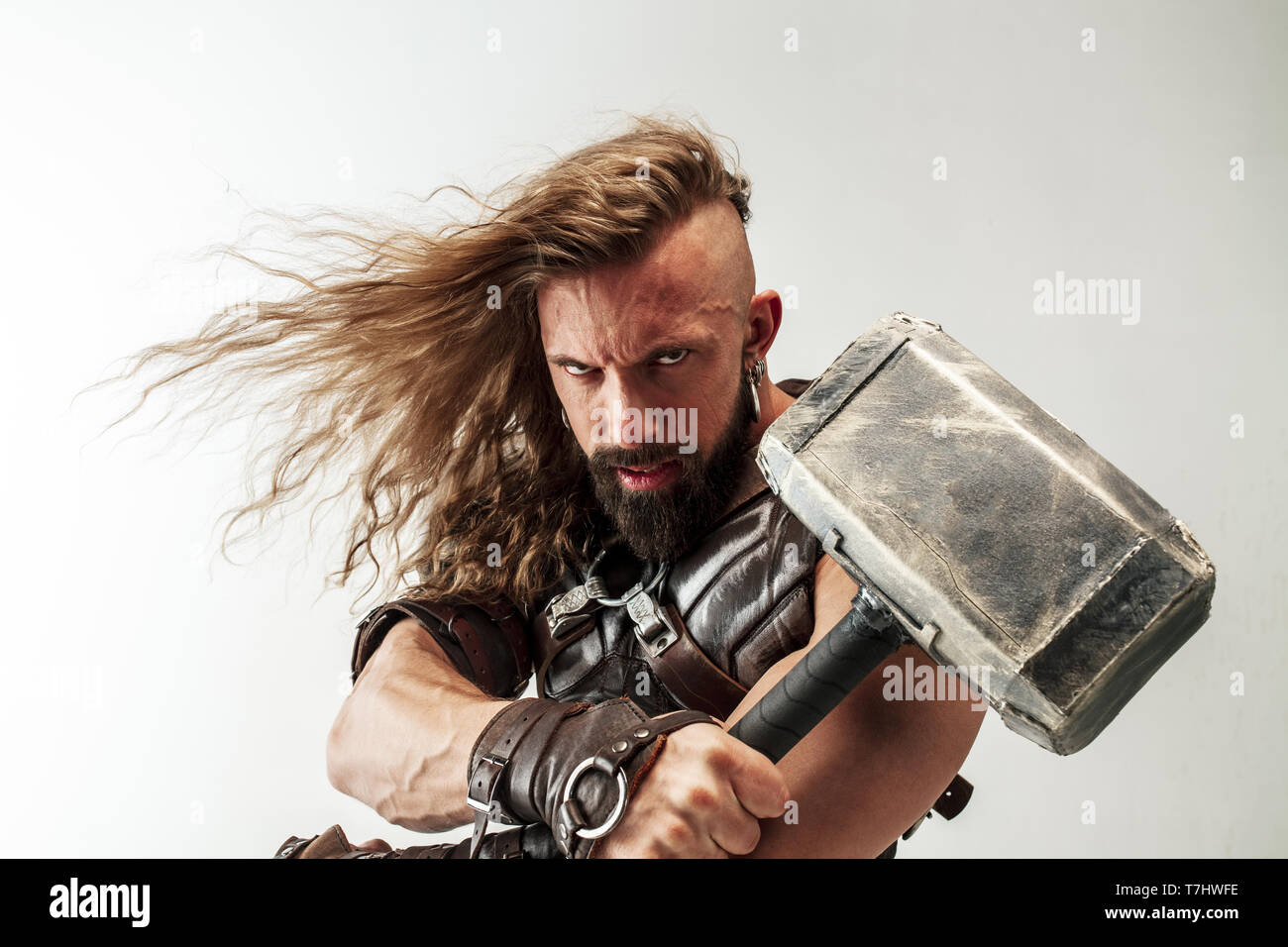 Gott Des Donners Blondes Langes Haar Und Muskulos Mannliches Modell In Der Viking Leder Kostum Mit Dem Grossen Hammer Cosplaying Thor Auf Weissem Studio Hintergrund Isoliert Fantasy Warrior Antiken Schlacht Konzept Stockfotografie