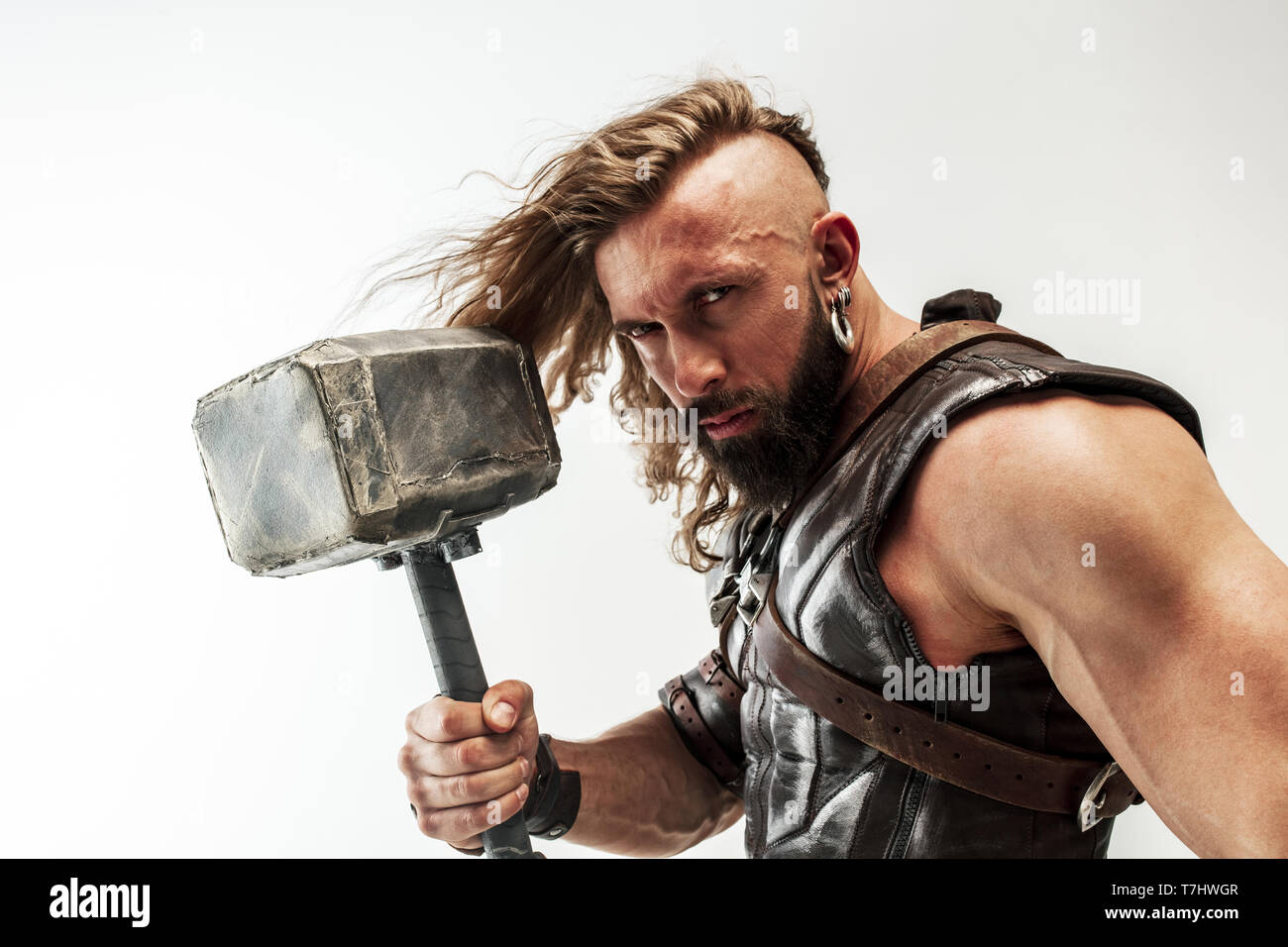 Gott Des Donners Blondes Langes Haar Und Muskulos Mannliches Modell In Der Viking Leder Kostum Mit Dem Grossen Hammer Cosplaying Thor Auf Weissem Studio Hintergrund Isoliert Fantasy Warrior Antiken Schlacht Konzept Stockfotografie
