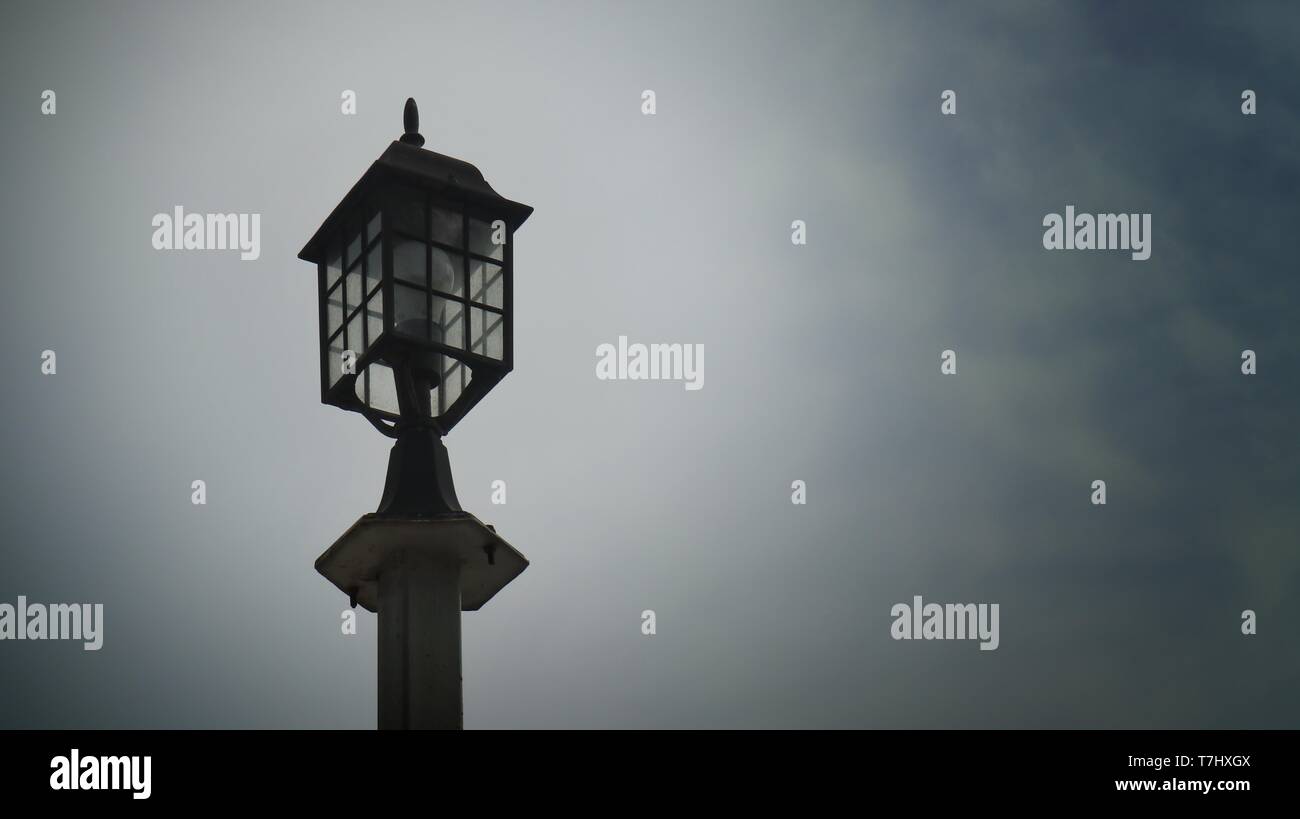 Die antike Lamp Post in schwarzen und weißen Hintergrund Stockfoto