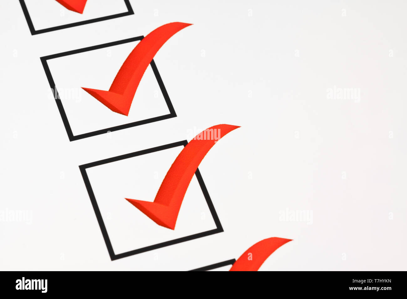 Rote Zecken auf einem Fragebogen, der symbolisch für die Kundenzufriedenheit. Stockfoto