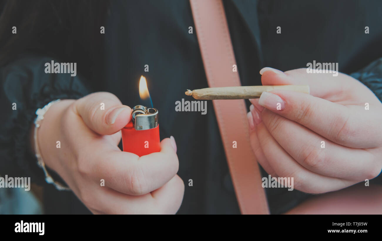 Marihuana Gelenk in weiblicher Hand. Frau rauchen Marihuana gemeinsame uotdoors. Cannabis Stockfoto