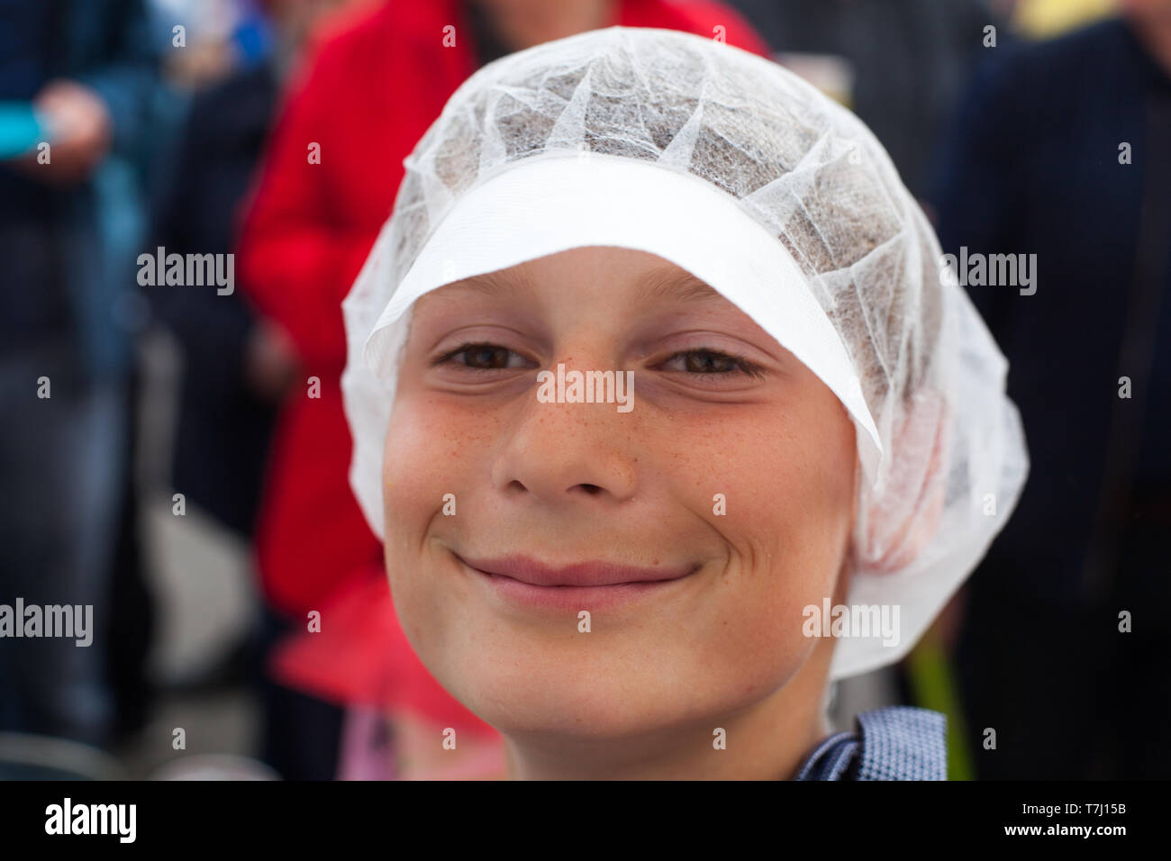 Porträt eines Jungen mit einem Kochen hat Stockfoto