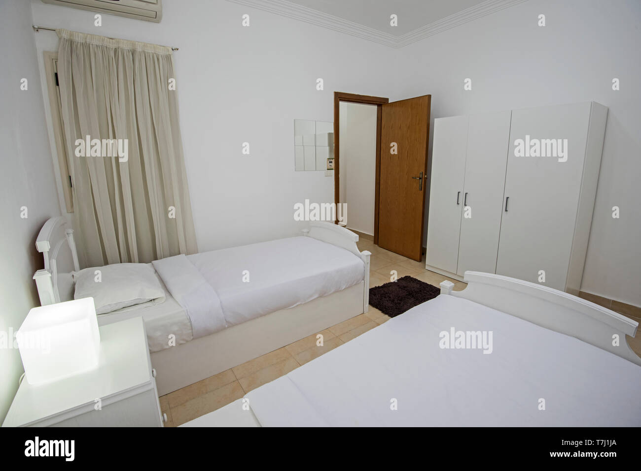 2 Einzelbetten im Schlafzimmer Luxus apartment Übersicht Interior Design mit Schrank Stockfoto